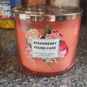 New!Bath & Body Works Strawberry Pound Cake Candle